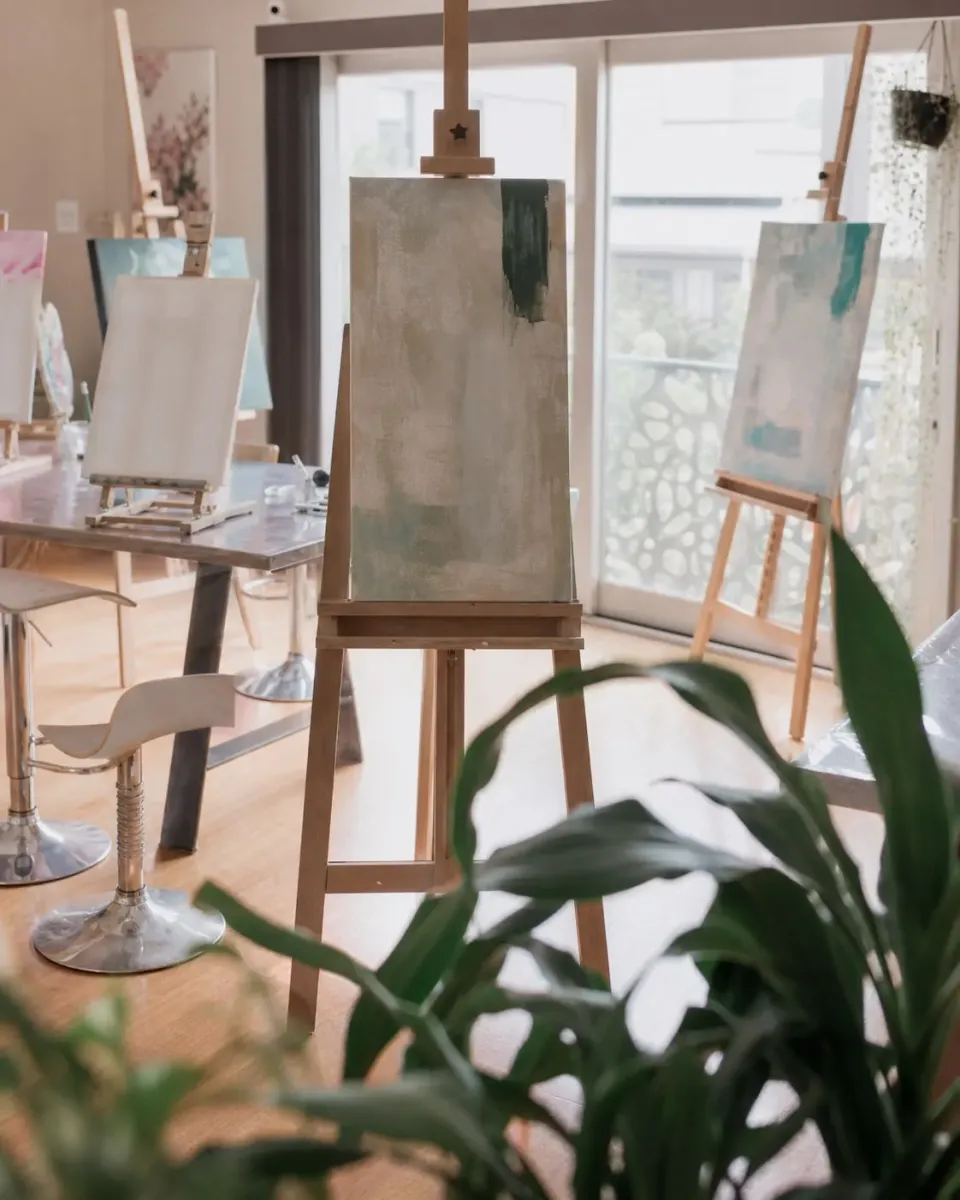 Let's Paint Studio 自然光中的木质画架与绿植