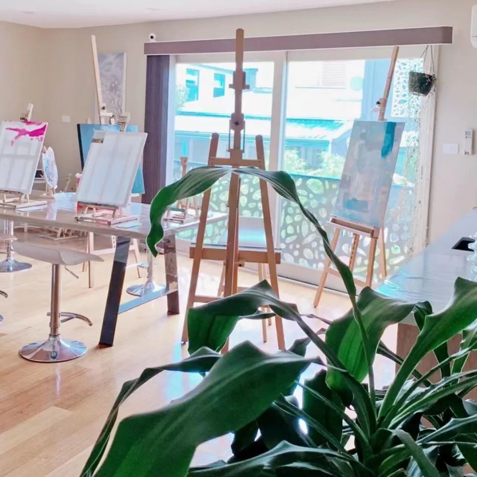 画室里的自然光、画架与绿植